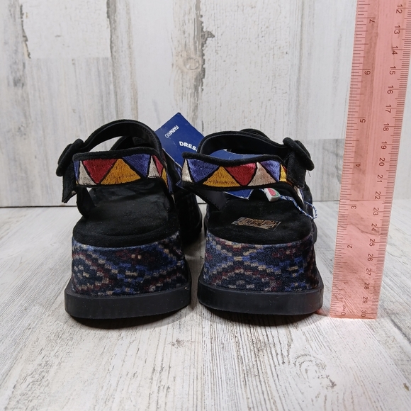 New without box
Farm Rio Black Closed Toe Platform Sandals #1409 - Picture 8 of 11